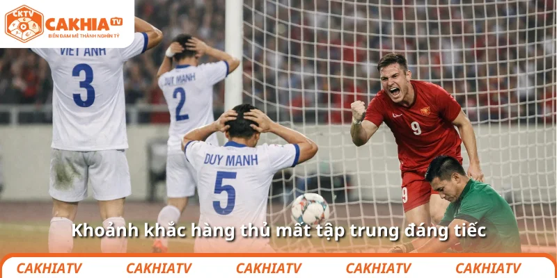 Khoảnh khắc hàng thủ mất tập trung đáng tiếc