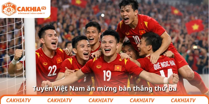 Tuyển Việt Nam ăn mừng bàn thắng thứ ba